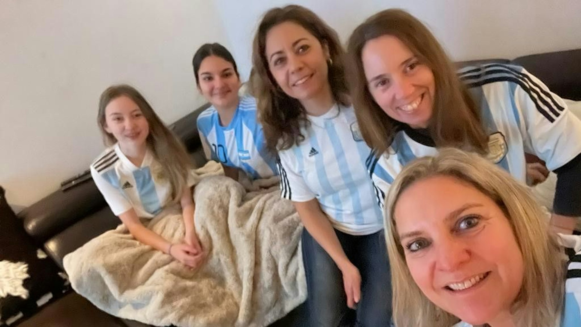 Die Familie Hahne schaut in Argentinien-Trikots in die Kamera.