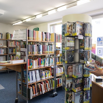 Meckenheim, eine Frau schaut sich im Filmangebot der katholischen öffentlichen Bücherei um
