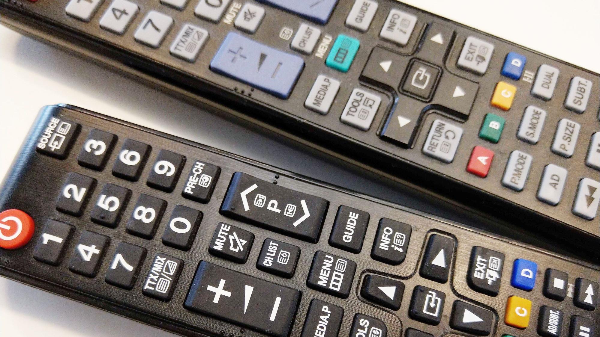 Zwei Fernbedienungen von Samsung liegen auf einem Tisch.