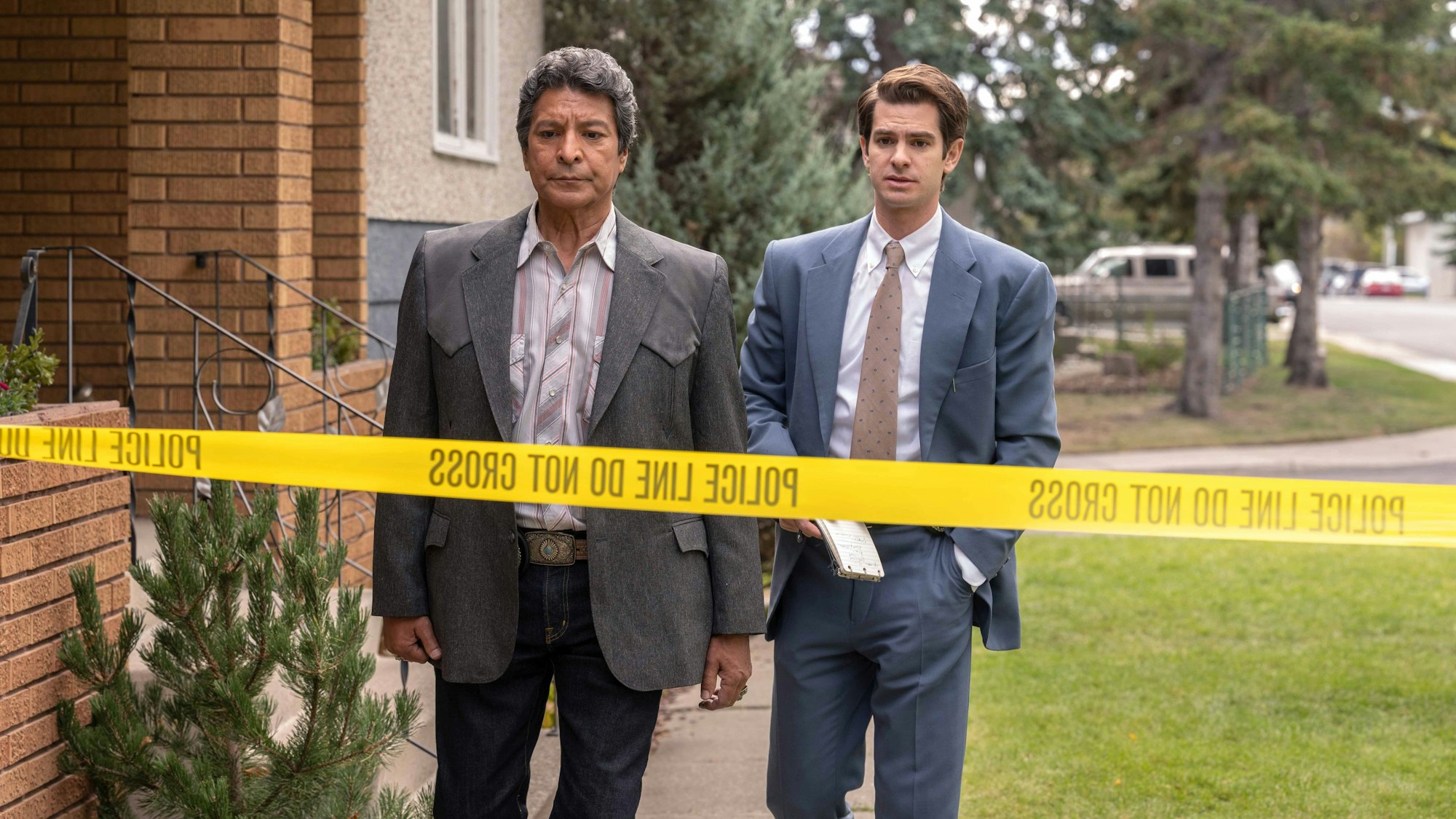 Zwei Polizisten stehen vor einem Absperrband