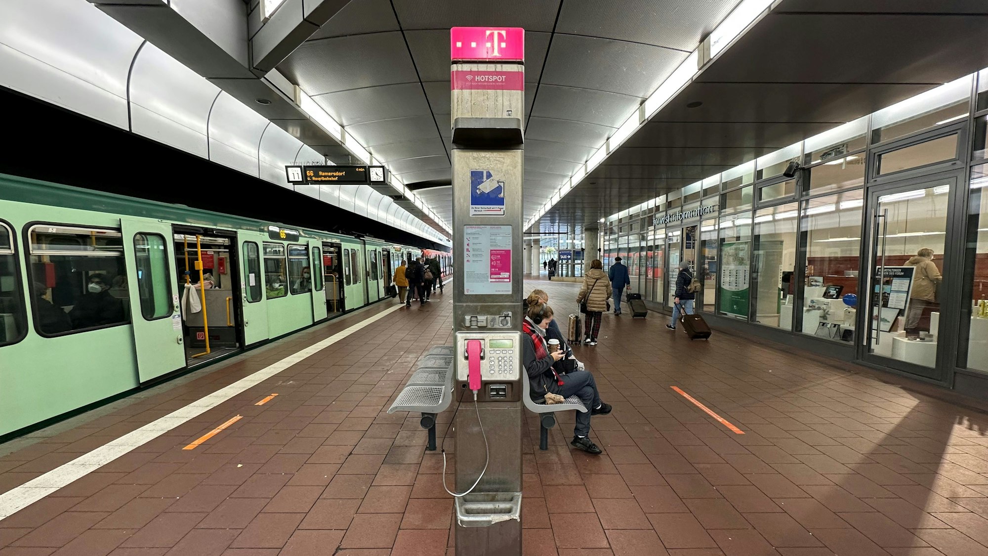 Eine Straßenbahn am Bahnhof Siegburg.