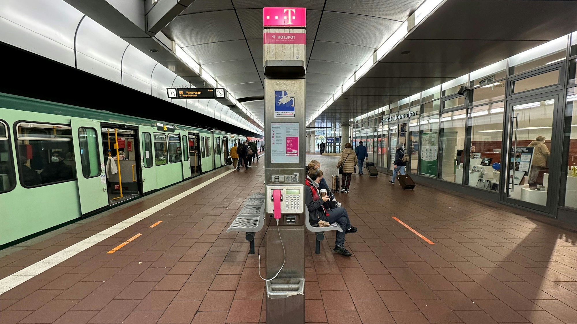 Eine Telefonzelle steht auf einem Gleis der Linie 66 im Siegburger Bahnhof.