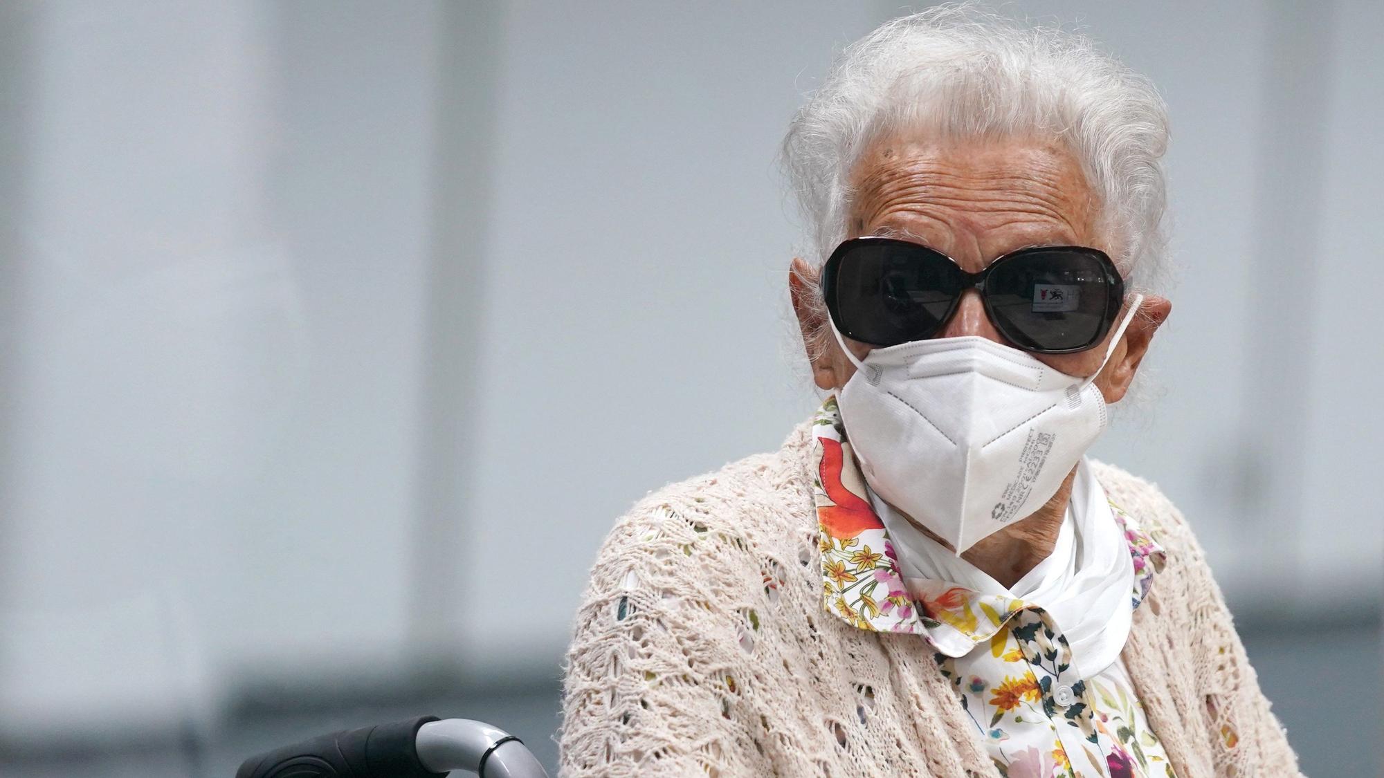 Die 97 Jahre alte Angeklagte Irmgard F. sitzt zu Beginn des Verhandlungstages im Gerichtssaal.