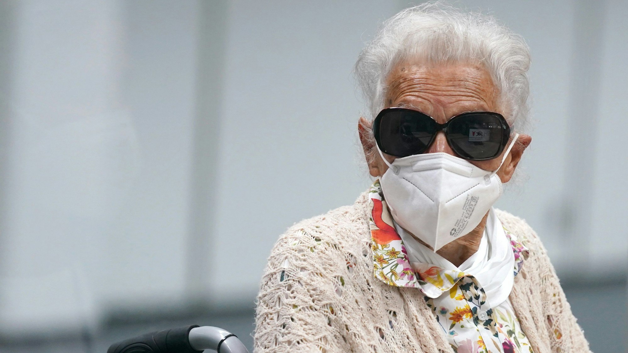 Die 97 Jahre alte Angeklagte Irmgard F. sitzt zu Beginn des Verhandlungstages im Gerichtssaal.