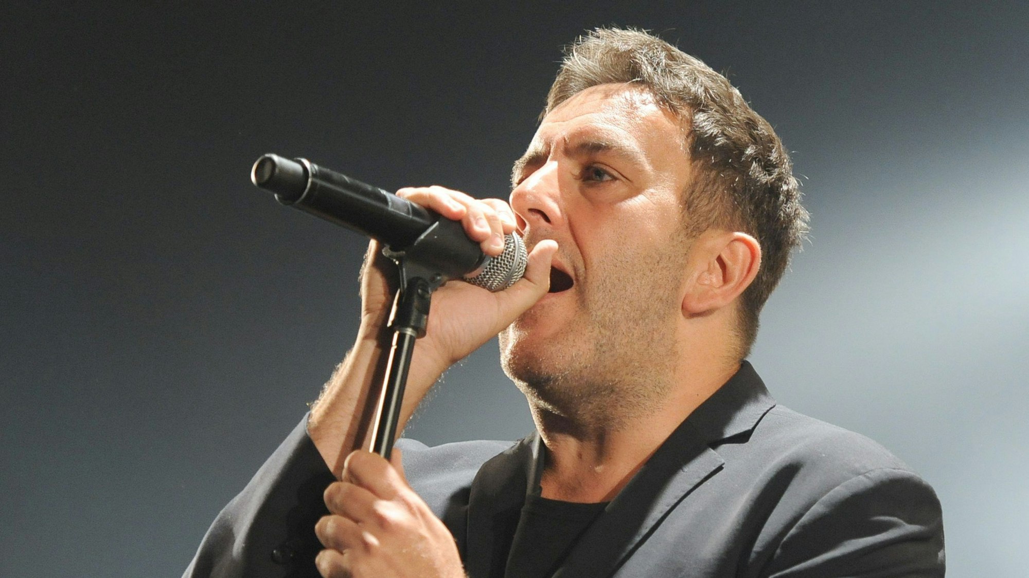 Sänger Terry Hall singt bei einem Konzert.