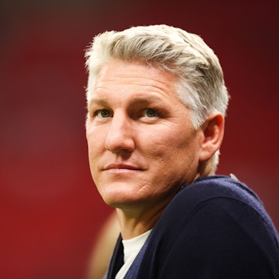 Der ehemalige deutsche Nationalspieler Bastian Schweinsteiger steht vor einem Spiel als TV-Experte am Platz.
