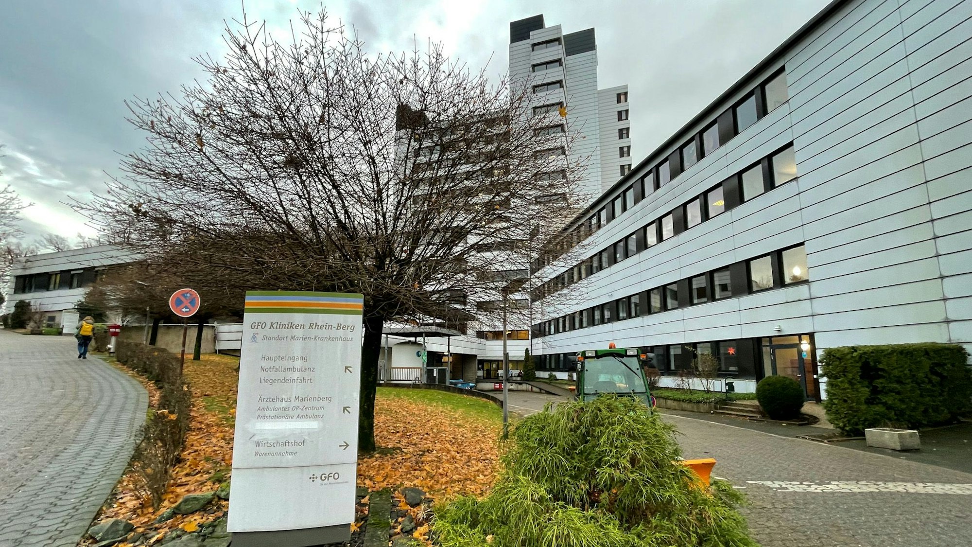 Vor dem Marienkrankenhaus in Bergisch Gladbach stehen ein Schild und ein Baum.