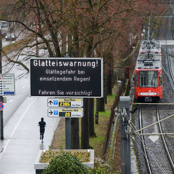Auf einer LED-Tafel werden Autofahrer vor der Glatteisgefahr im Februar 2021 in Köln an der Rheinuferstraße in Höhe Kap am Südkai durch überfrierenden Regen gewarnt. Im Dezember 2022 werden die Kommunen im Eisregen stehengelassen.