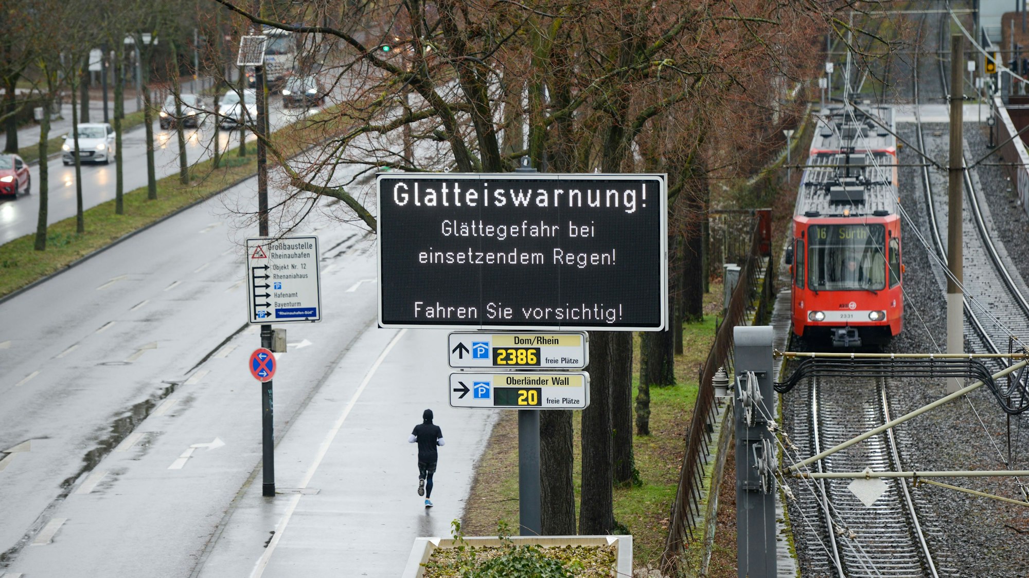 Auf einer LED-Tafel werden Autofahrer vor der Glatteisgefahr im Februar 2021 in Köln an der Rheinuferstraße in Höhe Kap am Südkai durch überfrierenden Regen gewarnt. Im Dezember 2022 werden die Kommunen im Eisregen stehengelassen.