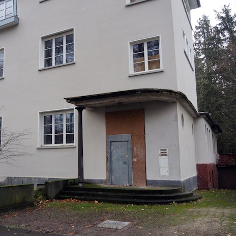 Leerstehendes Haus in Marienburg von außen.