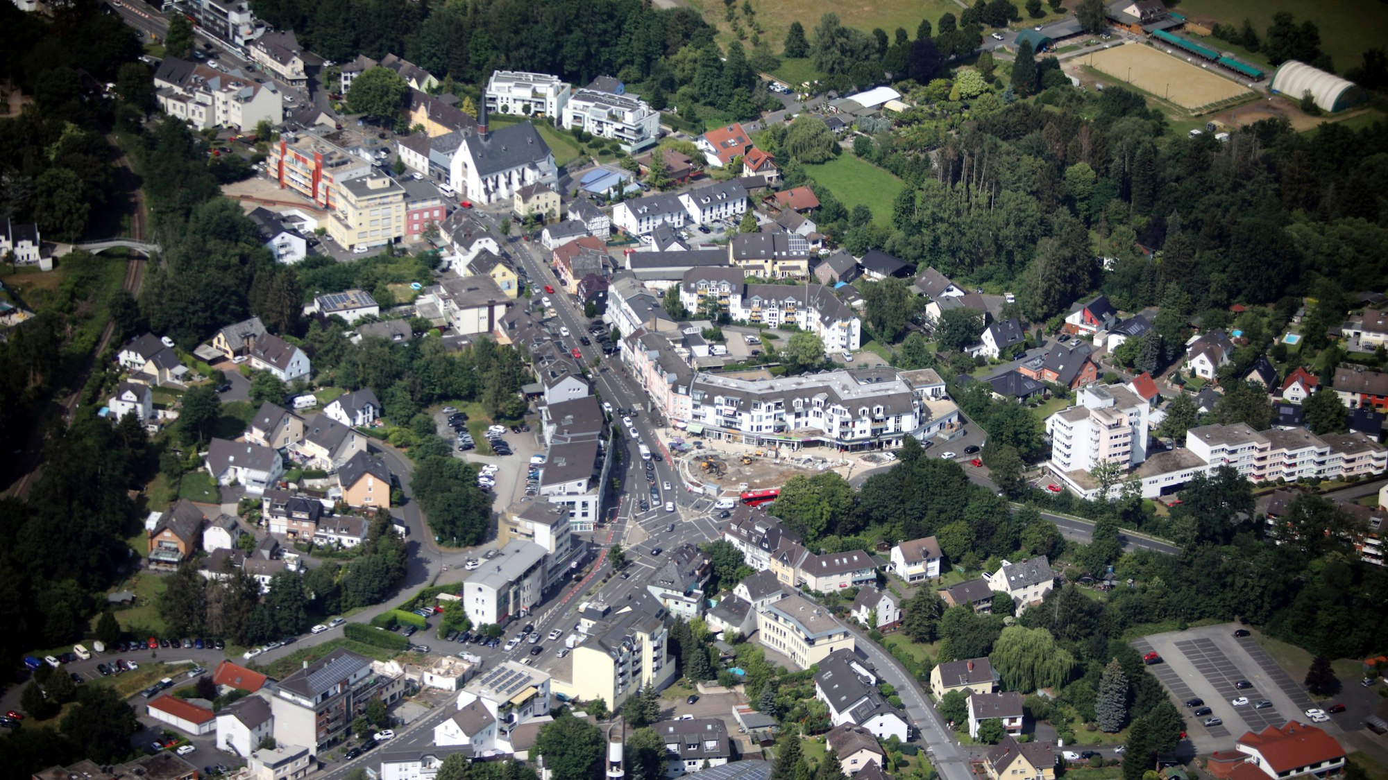 Ein Blick aus der Luft auf die Rösrather Stadtmitte.