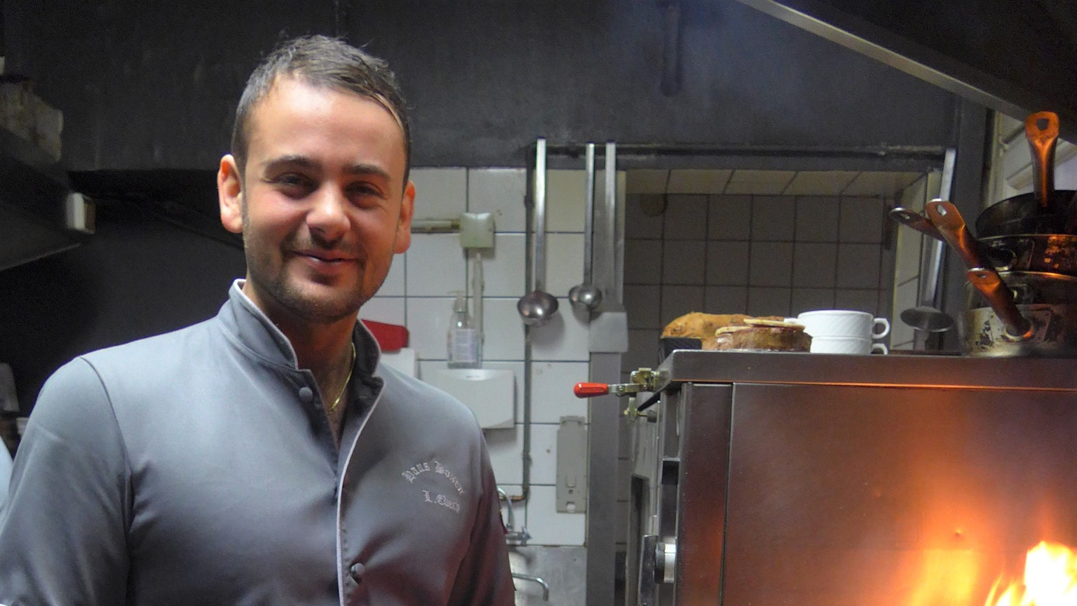 Leon Edery steht in einer Küche.