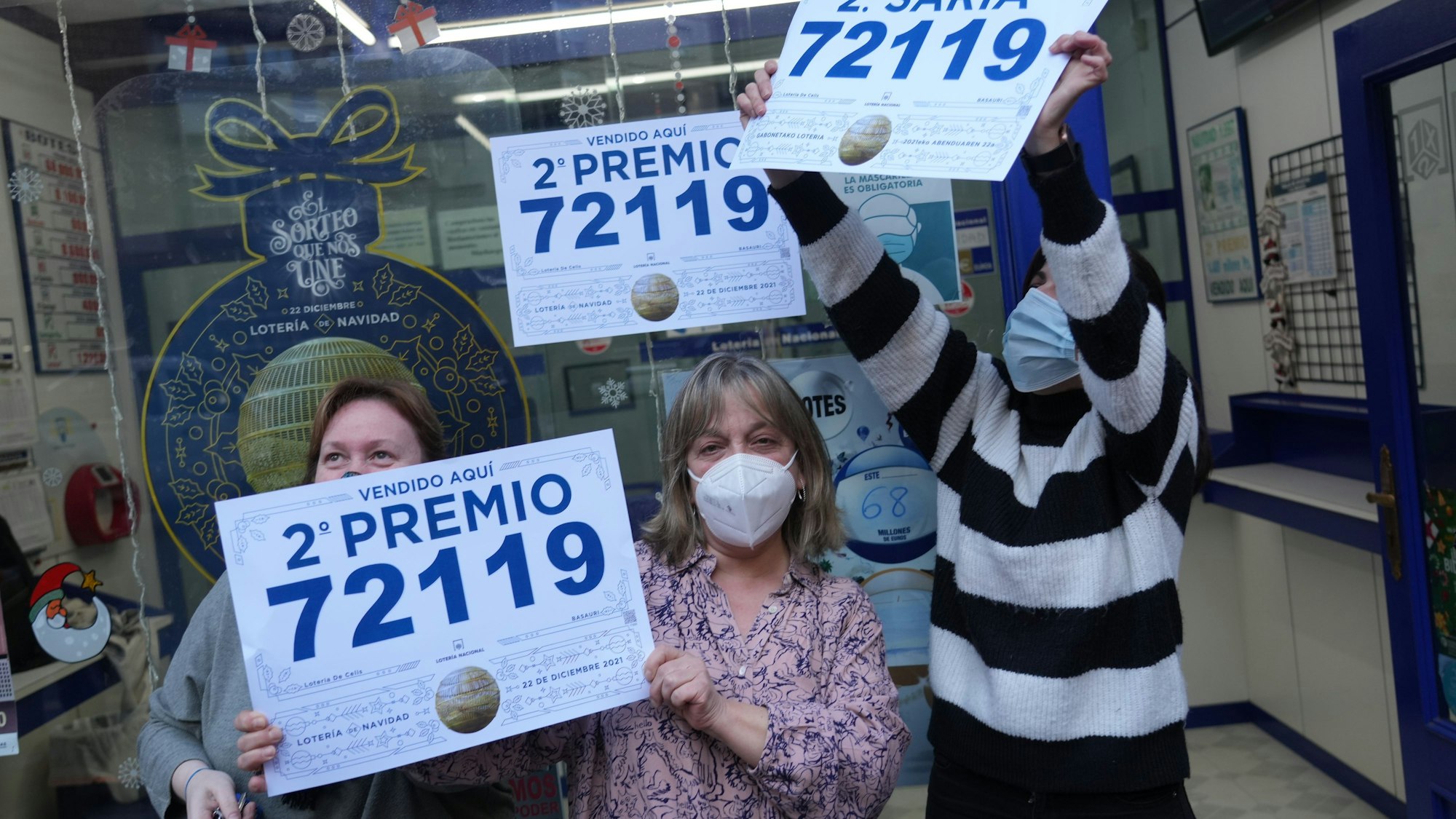 Drei Angestellte der Verwaltung in der Nagusia Straße halten Schilder und feiern, dass sie einen Teil der Nummer 72119 verkauft haben, die dem zweiten Preis der außerordentlichen Ziehung der Weihnachtslotterie entspricht. Bei der diesjährigen Ziehung wurden insgesamt 2,408 Millionen Euro an Preisen ausgeschüttet, der gleiche Betrag wie im Vorjahr. Die spanische Weihnachtslotterie «El Gordo» (Der Dicke) gilt mit ihrer über 200-jährigen Tradition und einer ausgespielten Gesamtsumme von knapp 2,4 Milliarden Euro als größte und älteste Tombola der Welt.