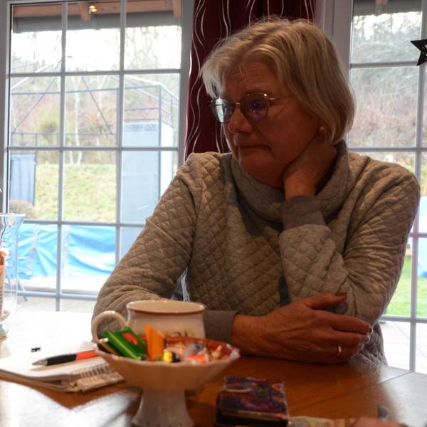 Ursula Lorbach schaut auf das Foto ihres Mannes.