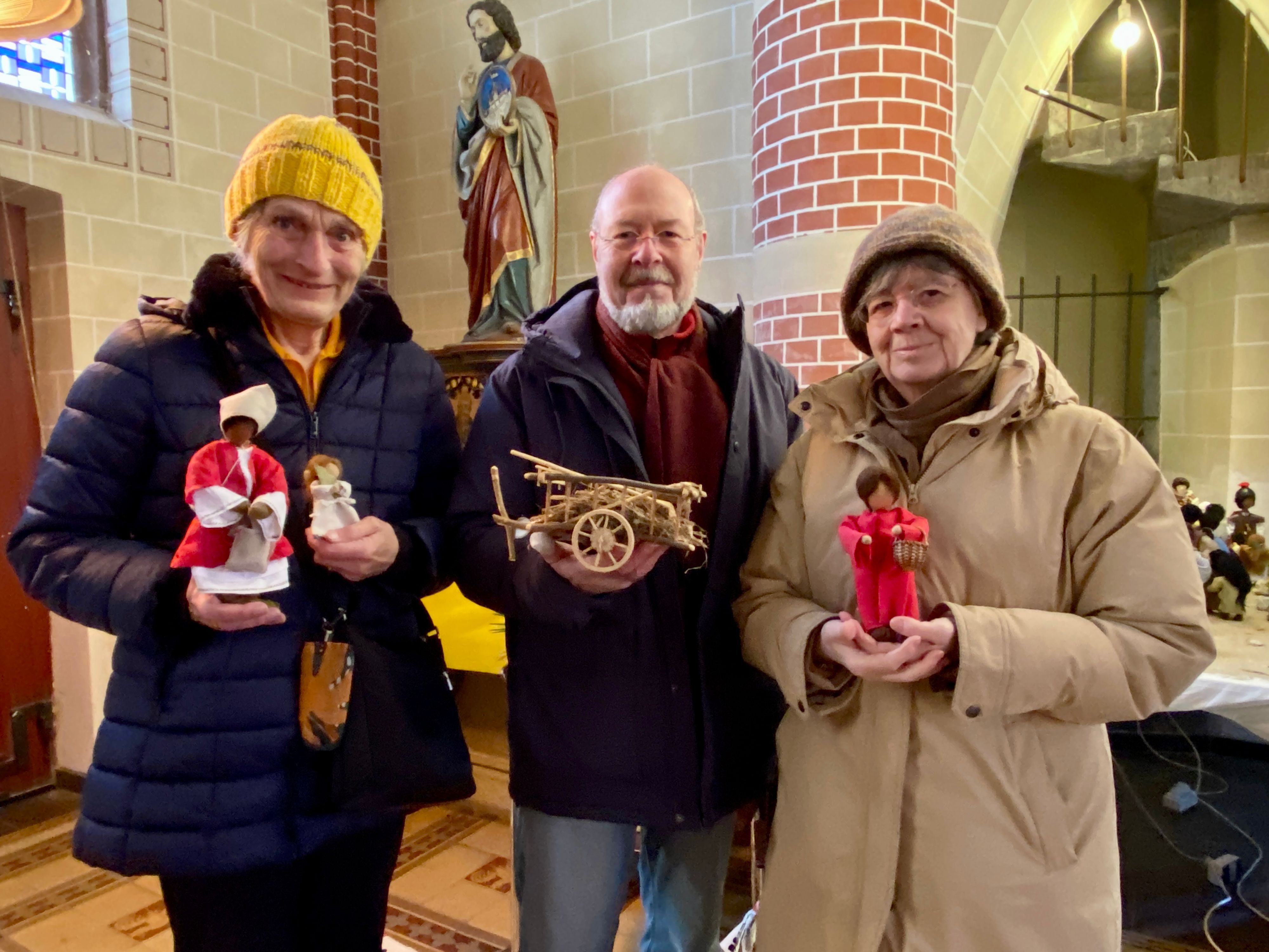Gabriele Roeckerath, Jürgen und Elisabeth Vosen, hier im Dezember 2022, gestalteten die Figuren für die Weihnachtskrippe in der St. Sebastianuskirche in Frechen-Königsdorf.
