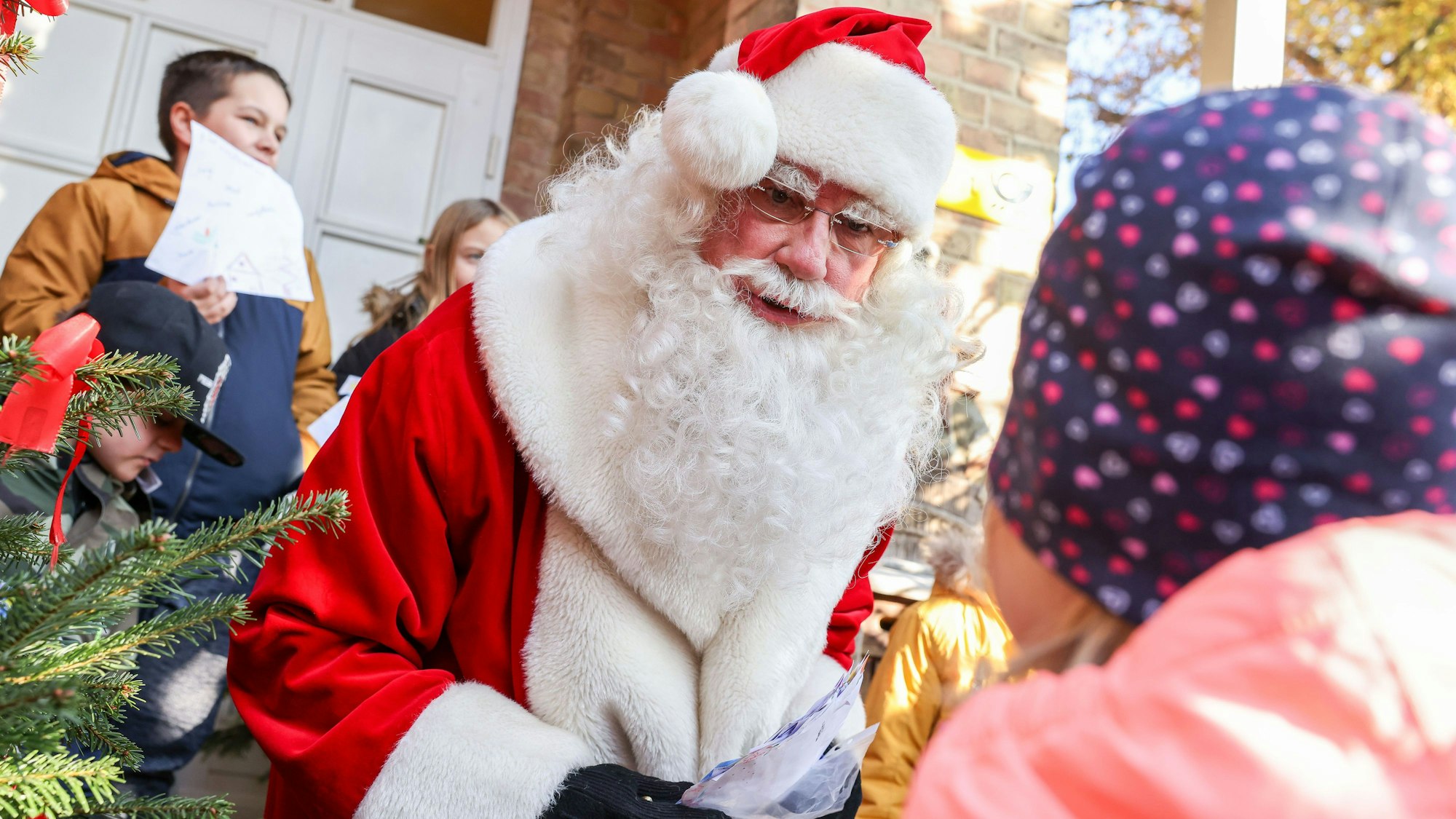 Ein verkleideter Weihnachtsmann begrüßt Kinder beim Start der Weihnachtsschreibaktion in Himmelpfort in der Weihnachtspostfiliale (Symbolbild).
