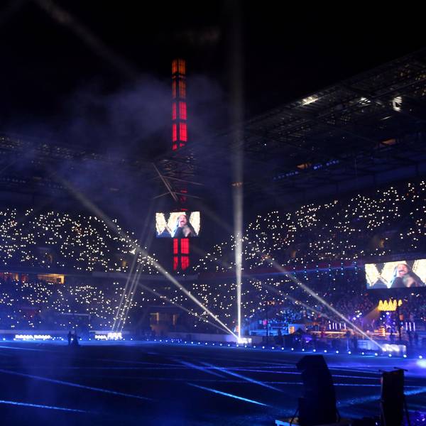 Tausende Lichter erstrahlen auf den vollen Tribünen des abgedunkelten Rheinenergie-Stadions in Köln bei der Mitsing-Veranstaltung "Loss mer Weihnachtsleeder singe" 2019.