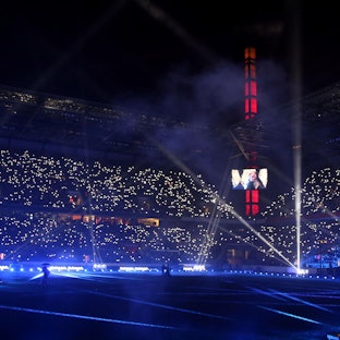 Tausende Lichter erstrahlen auf den vollen Tribünen des abgedunkelten Rheinenergie-Stadions in Köln bei der Mitsing-Veranstaltung "Loss mer Weihnachtsleeder singe" 2019.