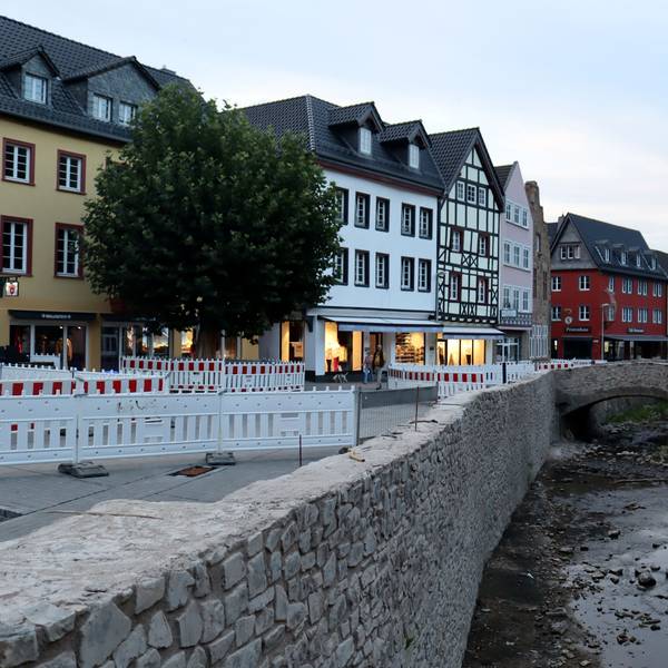 Die Stadt Bad Münstereifel bei einer Aufnahme in den Abendstunden im August 2022. Die Erft ist noch voller Steine, die Mauern noch nicht komplett wiederhergestellt, der Markt ist abgesperrt wegen Wiederaufbauarbeiten.