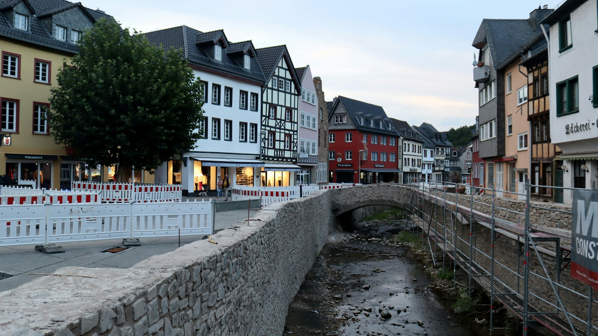 Das Bild aus dem Jahr 2022 zeigt die Erft und daneben Bauabgrenzungen.