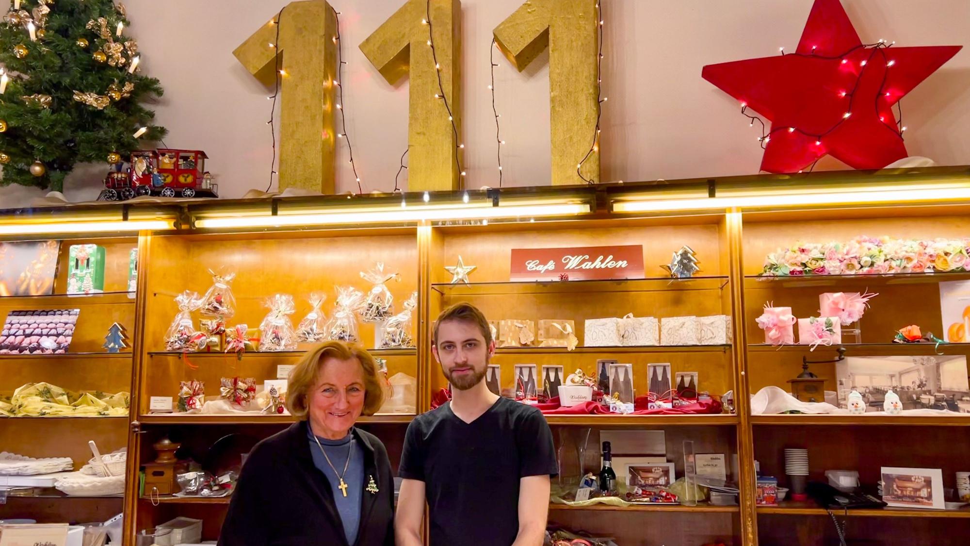 Inhaber Jonas Wahlen mit seiner Oma hinter der Theke im Café Wahlen.