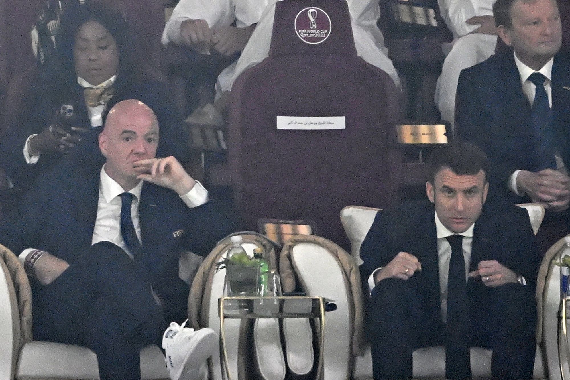 Während Fifa-Präsident Gianni Infantino gelassen wirkt, ist Emmanuel Macron die Anspannung während des WM-Finals anzusehen.