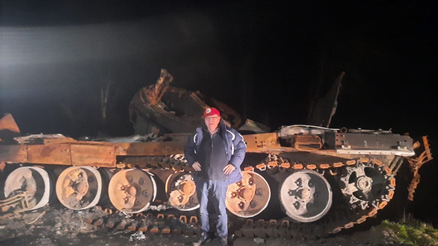 Der Vorsitzende von „Rheinbach Hilft“ steht vor einem Panzerwrack