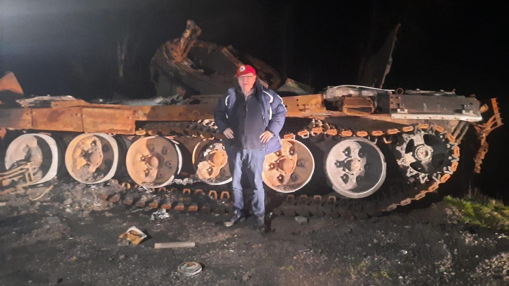 Der Vorsitzende von „Rheinbach Hilft“ steht vor einem Panzerwrack