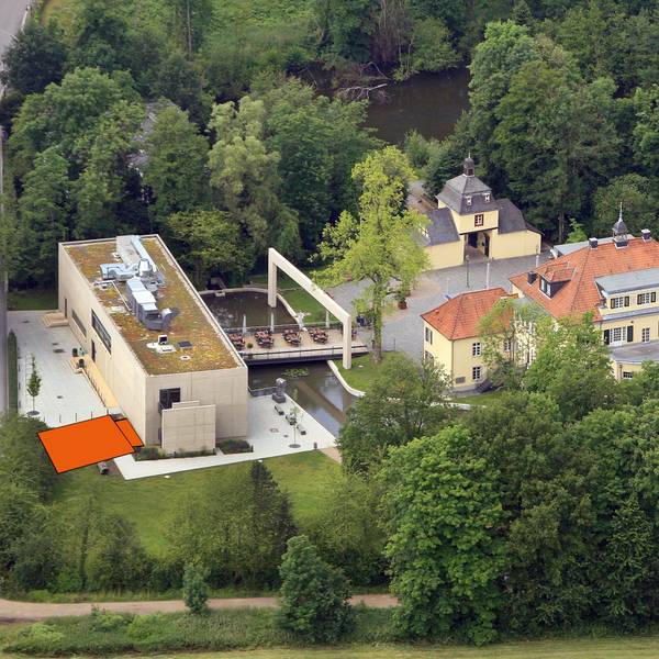 Vogelperspektive auf Schloss Eulenbroich und das Werkstattgebäude.
