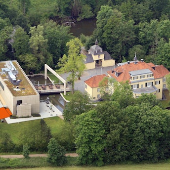 Luftbild von Schloss Eulenbroich und Werkstattgebäude.In Rot ist die geplante Erweiterung gekennzeichnet.