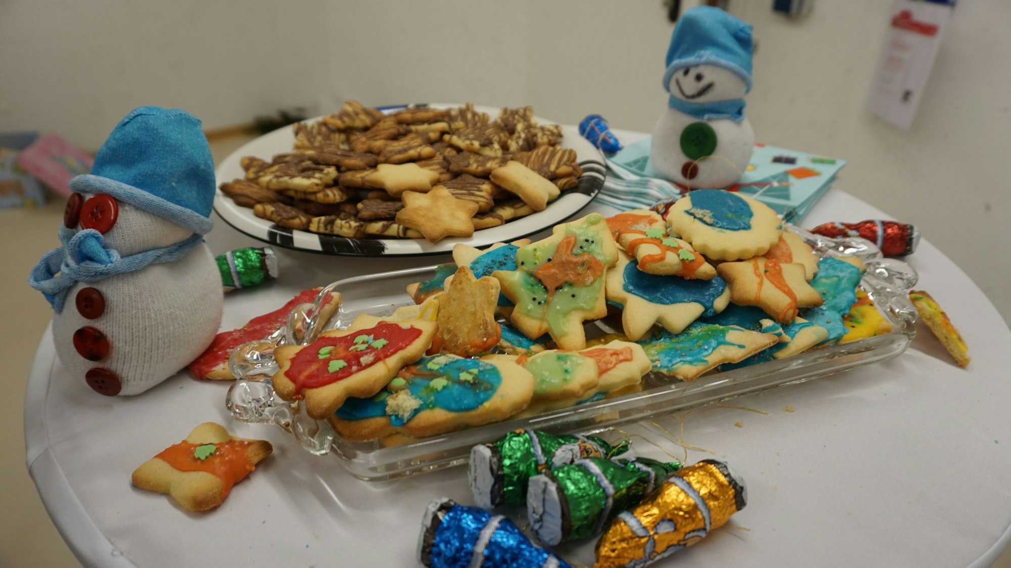 Selbstgebackene Kekse liegen auf Tellern.