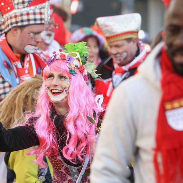 Die „Ultras GKKG“ in Karnevalskostümen, in der Mitte eine Frau mit pinker Perücke.