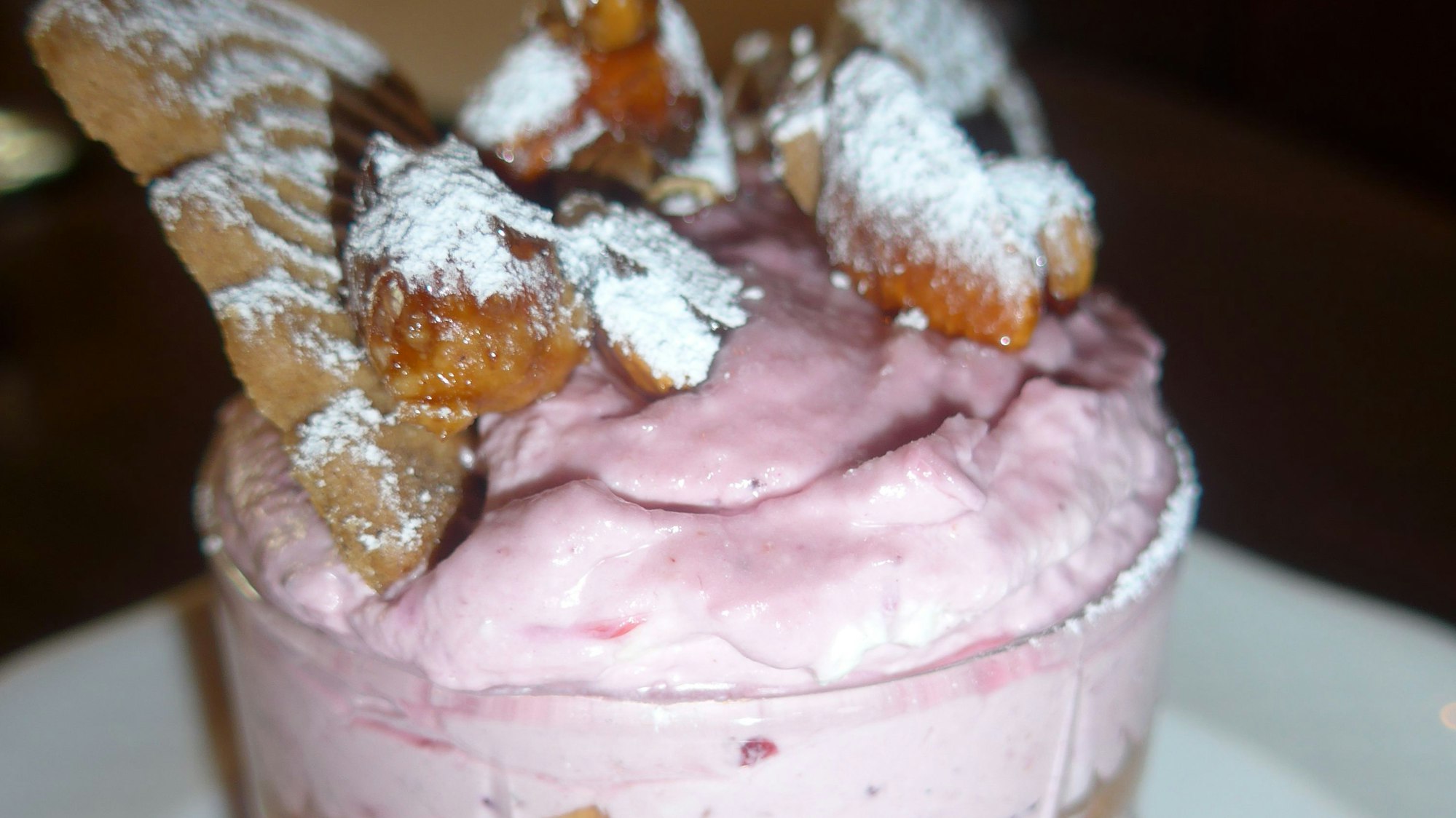 Das Dessert des Weihnachtsmenüs, zubereitet im Dezember 2022 im Haus Bosen in Erftstadt: Winterliches Tiramisu mit Beeren und Spekulatius