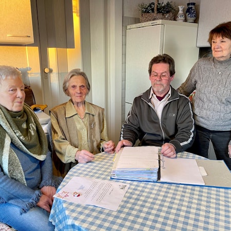 Adele Kisteneich sitzt am Küchentisch mit ihrer Familie.