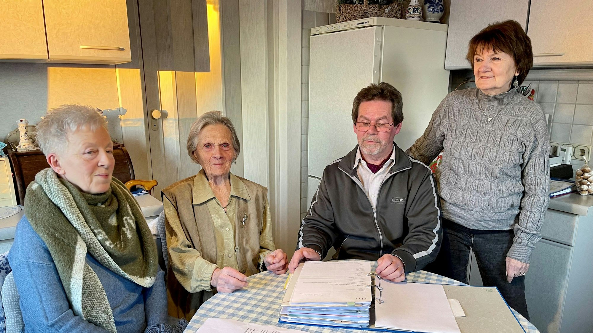 Adele Kisteneich sitzt am Küchentisch mit ihrer Familie.