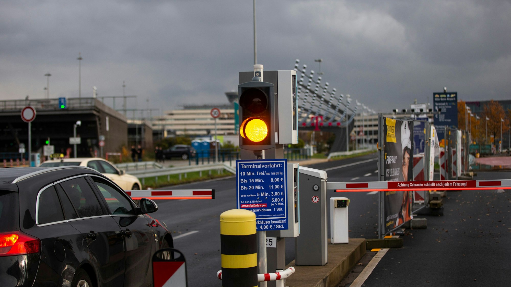 Ein Auto steht an einer Schranke am Flughafen Köln Bonn.