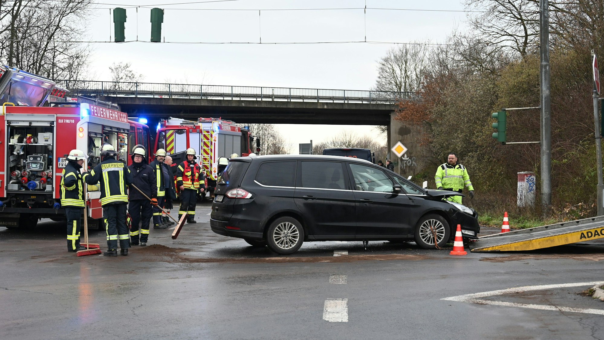 Eines der Unfallautos wird abgeschleppt.