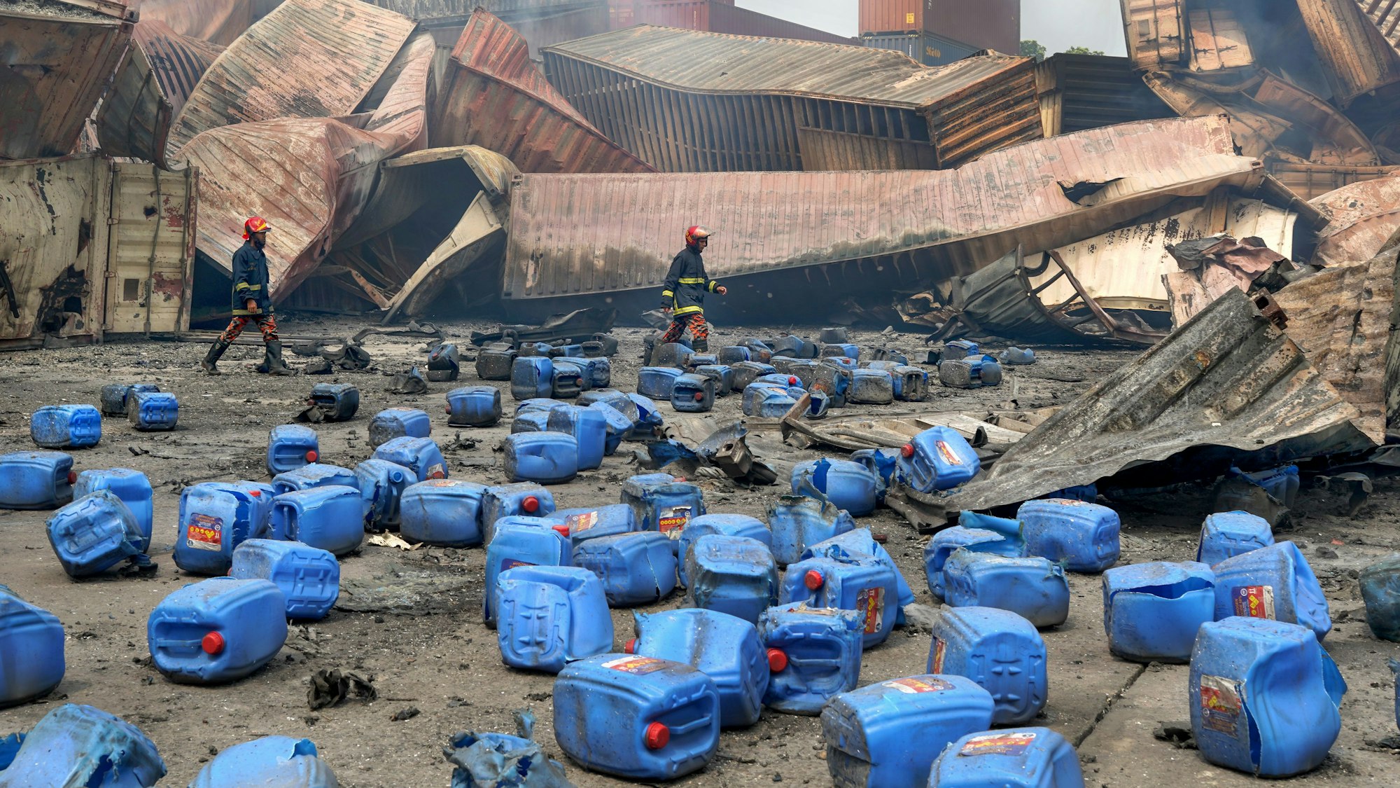 „Chemical Explosion“, zeigt die Folgen einer chemischen Explosion und eines Brandes in einem Containerdepot in Bangladesch.