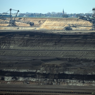 Das Foto zeigt Bergbaumaschinen, die im April 2022 Braunkohletagebau Garzweiler arbeiten. Dort soll laut RWE-Tagebau-Planer der See in 40 Jahren gefüllt sein.