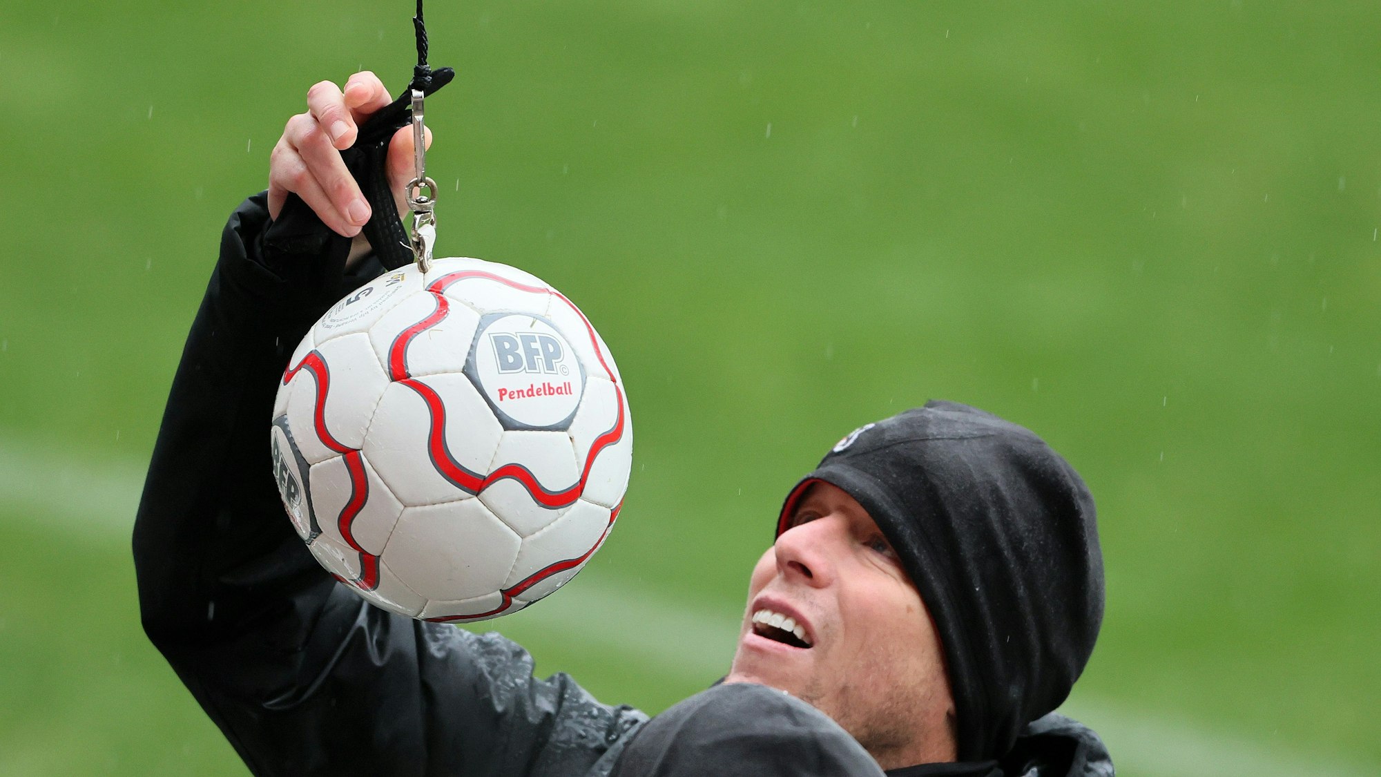 1. FC Köln, Training, Kevin McKenna befestigt einen Pendelball (1. FC Köln), 19.12.2022, Bild: Herbert Bucco