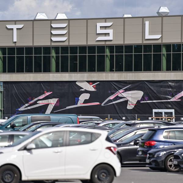 Der Haupteingang zur Fabrik der Tesla Gigafactory Berlin Brandenburg. Laut einem Bericht soll die Stimmung im Werk unter den Mitarbeitern schlecht sein.