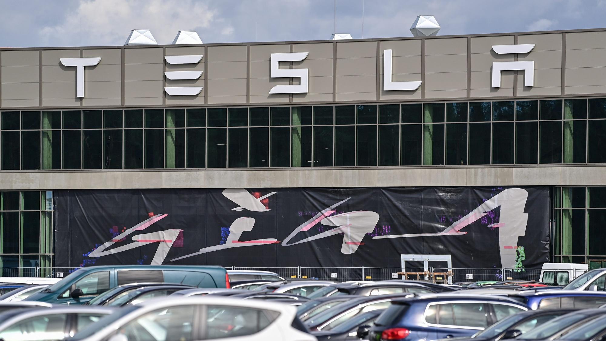 Der Haupteingang zur Fabrik der Tesla Gigafactory Berlin Brandenburg. Laut einem Bericht soll die Stimmung im Werk unter den Mitarbeitern schlecht sein.