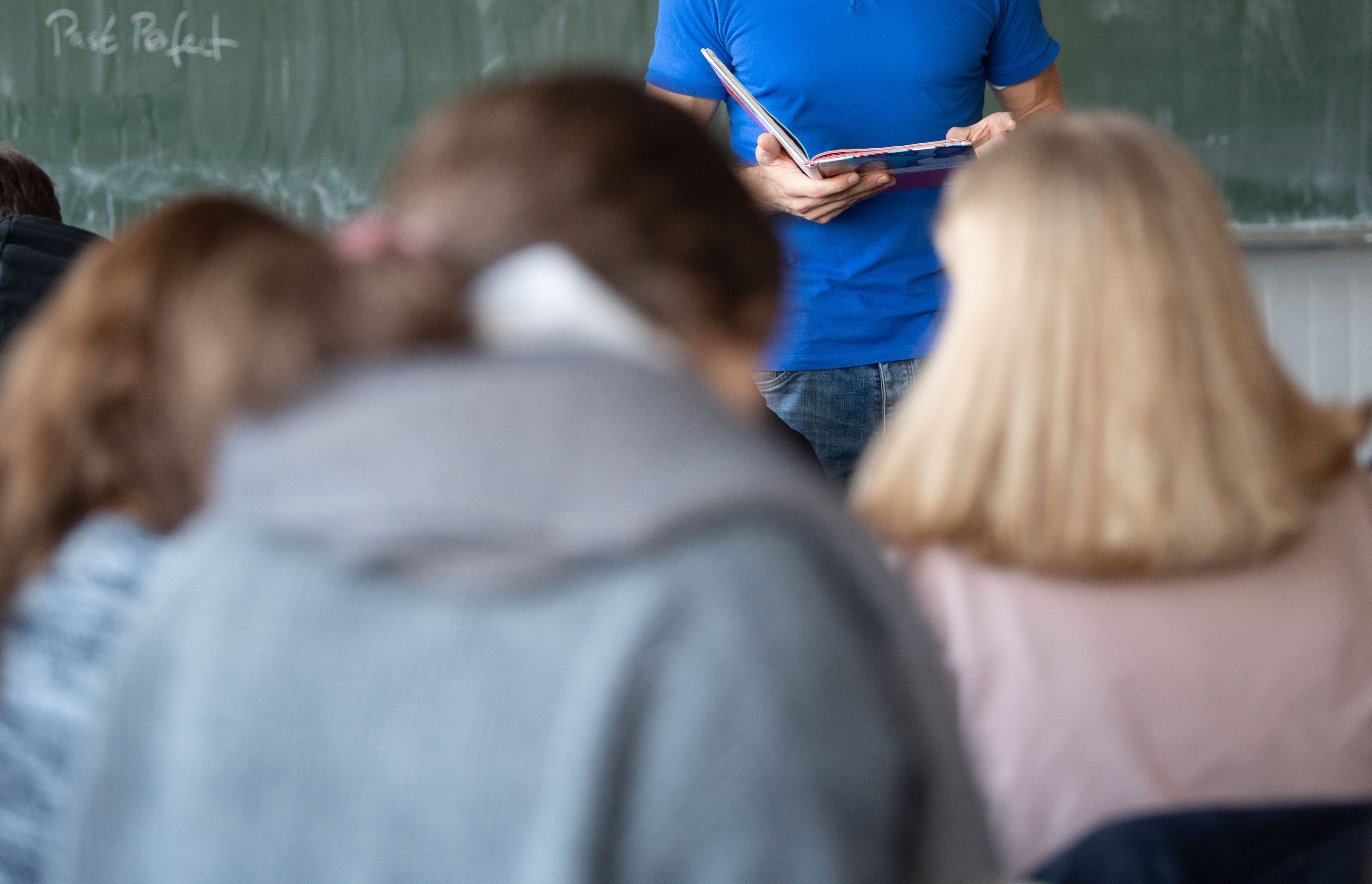 Ein Lehrer unterrichtet in einem Klassenzimmer.