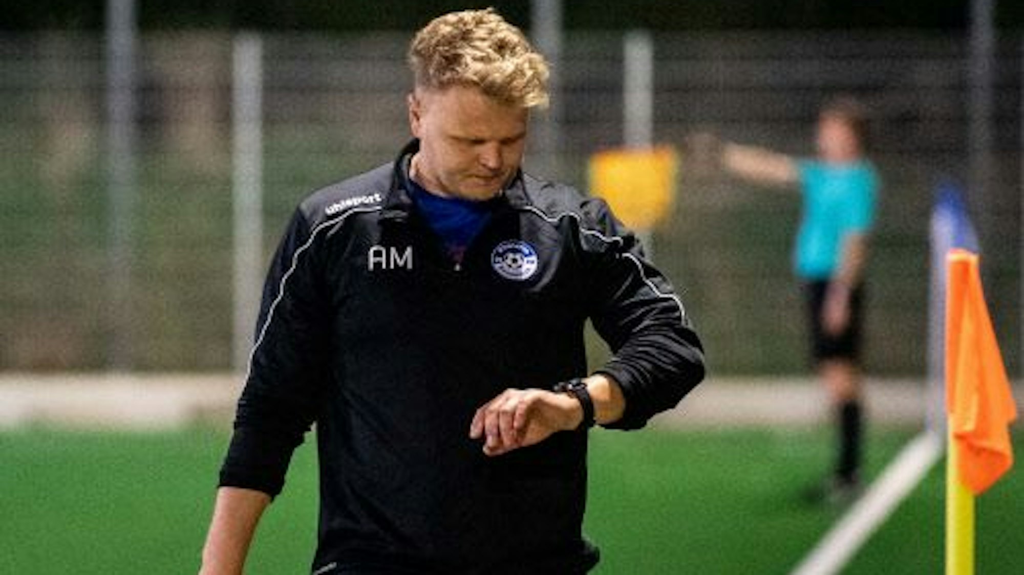 Bessenichs Trainer Artur Mezler schaut am Rande des Mittelrheinpokalspiels gegen Freialdenhoven auf die Uhr.