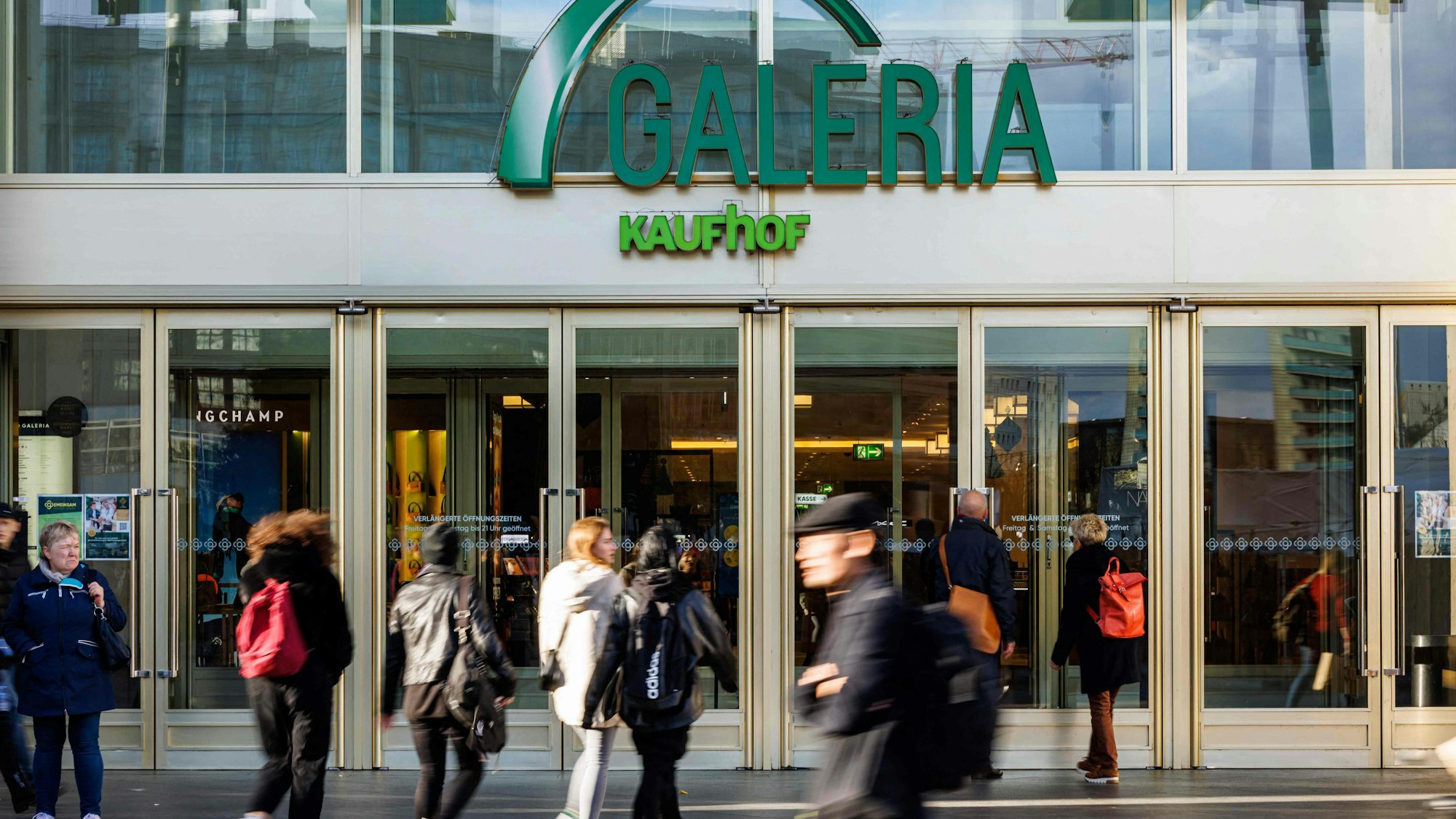 Kunden und Einkäufer laufen vor dem Kaufhaus Galeria Karstadt Kaufhof am Alexanderplatz in Berlin.