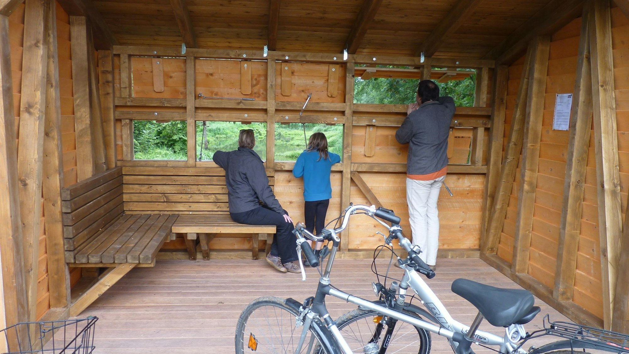 Das Foto zeigt die Beobachtungskanzel am Ausee im Dezember 2021, die abgebrannt wurde. Nun soll eine neue Kanzel im Naturschutzgebiet „Große Laache“ in Pulheim gebaut werden.