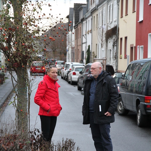 Anwohner, hier im Dezember 2022 in Siegburg, fordern eine Ausweisung der Michaelstraße auf der Siegburger Zange als verkehrsberuhigte Zone.