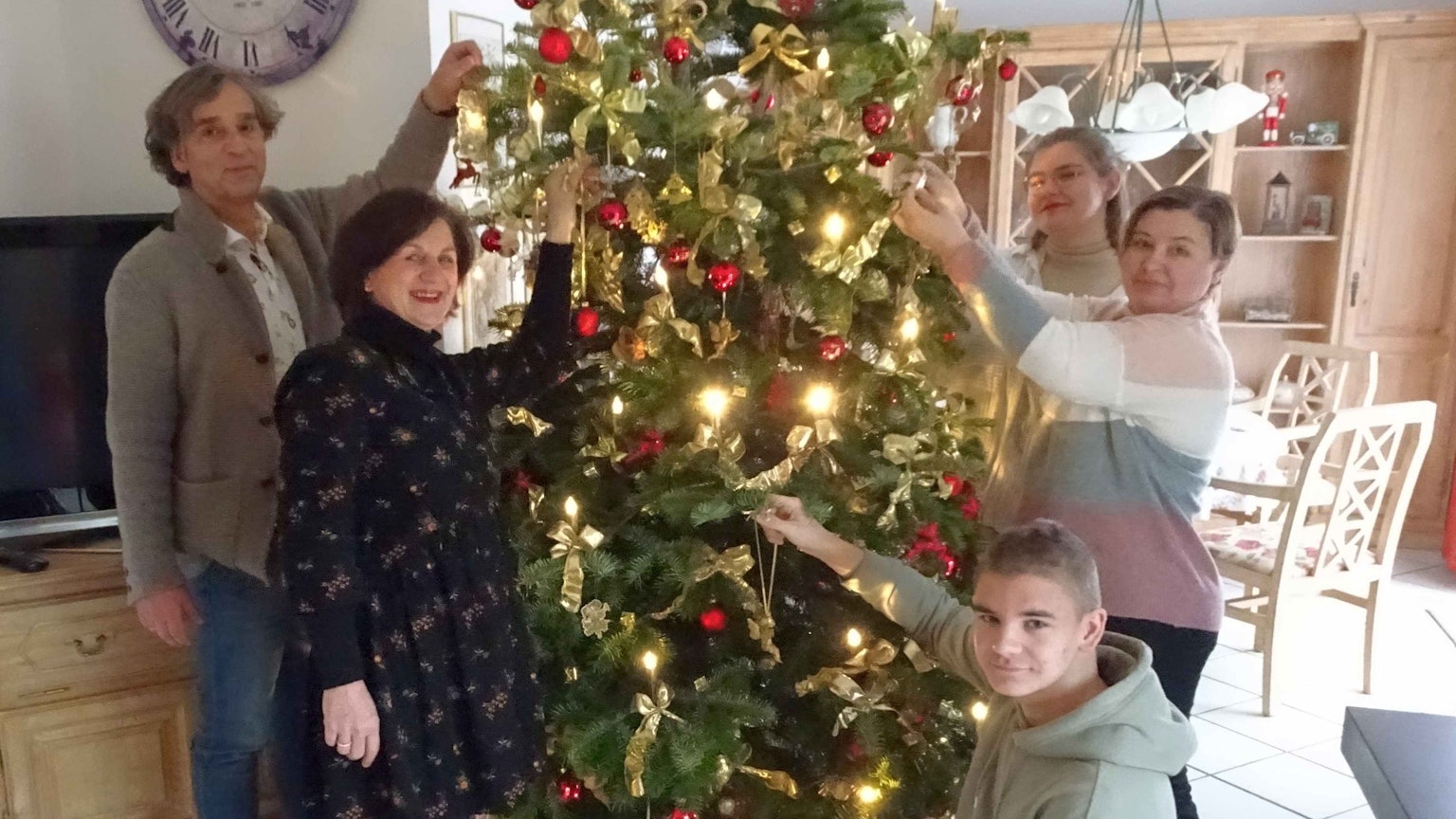 Rheinbacher und ukrainische Flüchtlinge schmücken Weihnachtsbaum