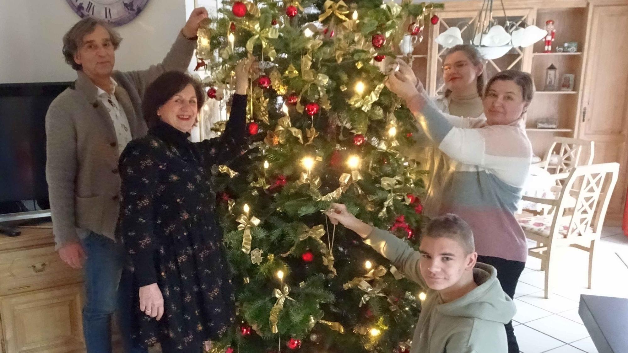 Rheinbacher und ukrainische Flüchtlinge schmücken Weihnachtsbaum