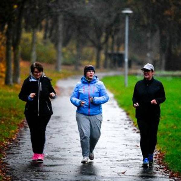 Drei warm eingepackte Frauen, darunter auch Redakteurin Julia Reuß, slowjoggen im Mühlenpark in Kommern.
